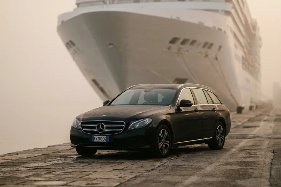 La station wagon attende al terminal di Porto Corsini