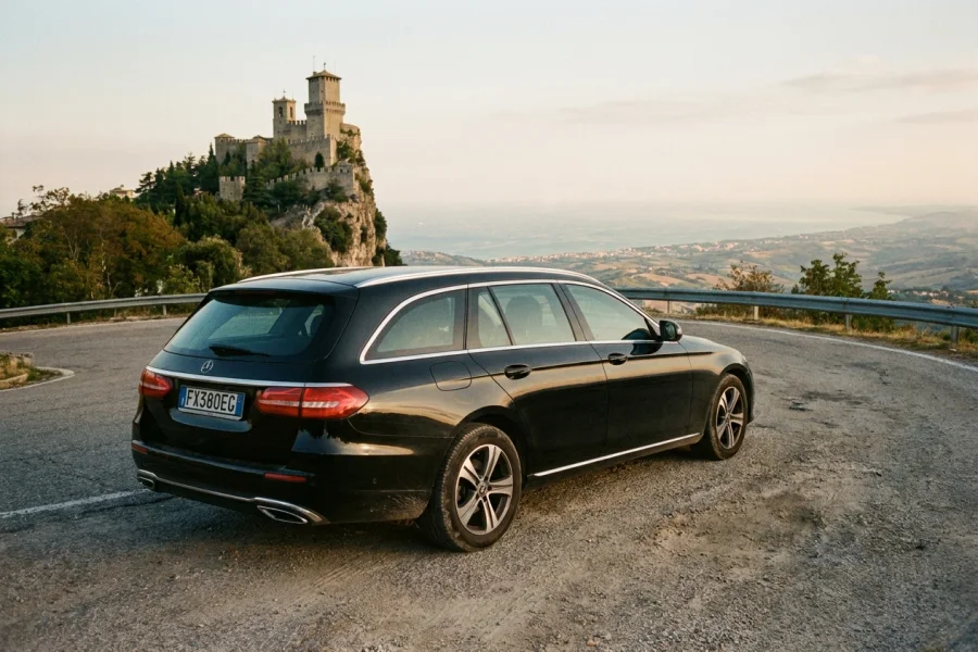 La Mercedes sotto le torri del Monte Titano