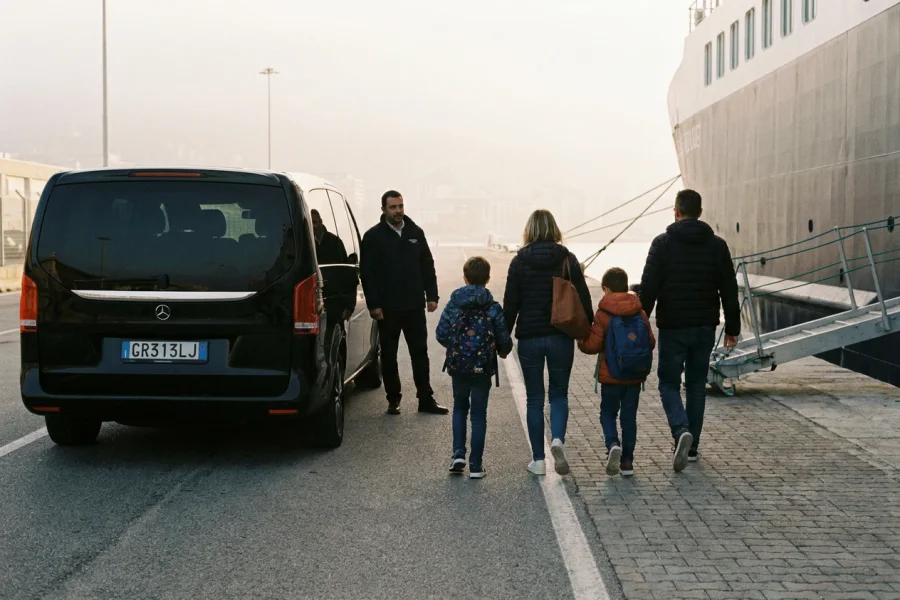 Una famiglia verso la passerella della nave