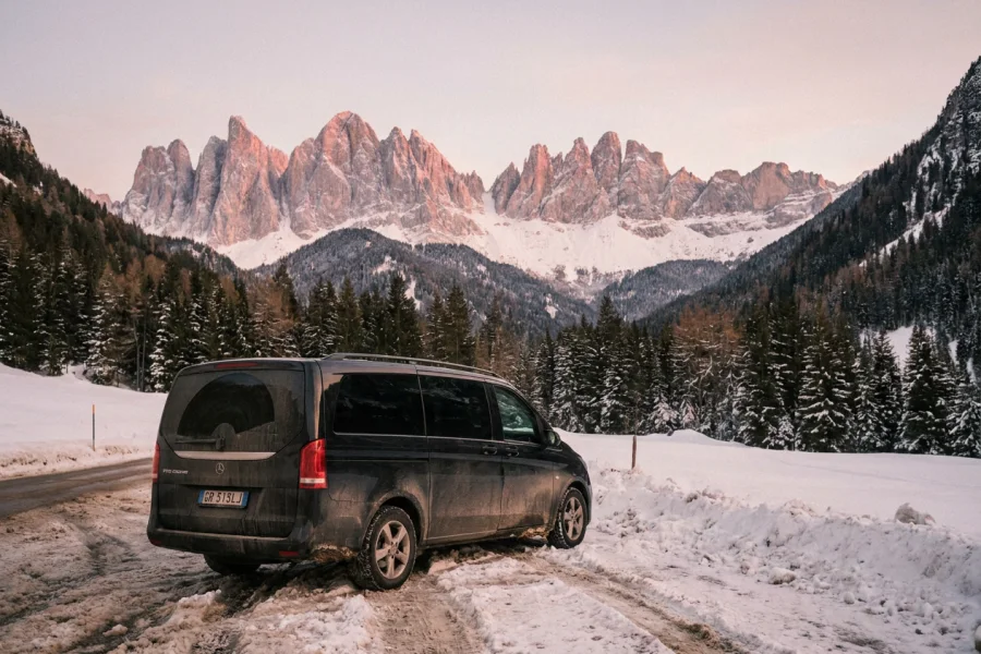 Il Vito sulla strada innevata delle Dolomiti