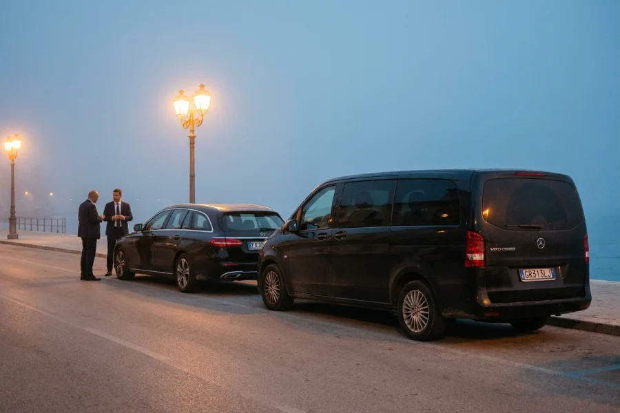 Le Mercedes della flotta sul lungomare al tramonto